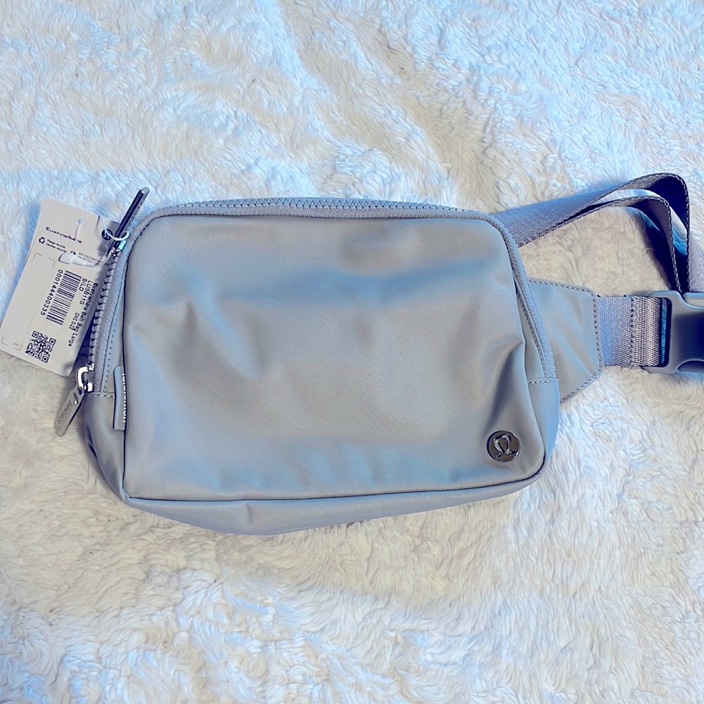 Lululemon Everywhere Belt Bag LARGE (Silver Drop)